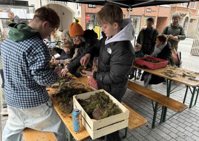 Drenge laver påskeliljer i gågade - påske blomst event med 123event.dk